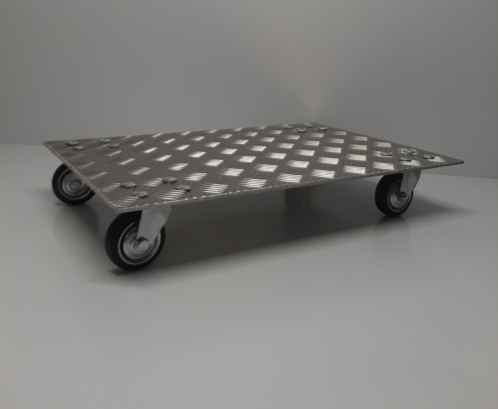 Aluminium rolplateau met zwenkwielen - Op maat gemaakt voor efficiënt transport Aluminium rolplateau met zwenkwielen op maat - Sterke en duurzame transportoplossing - Longshop België